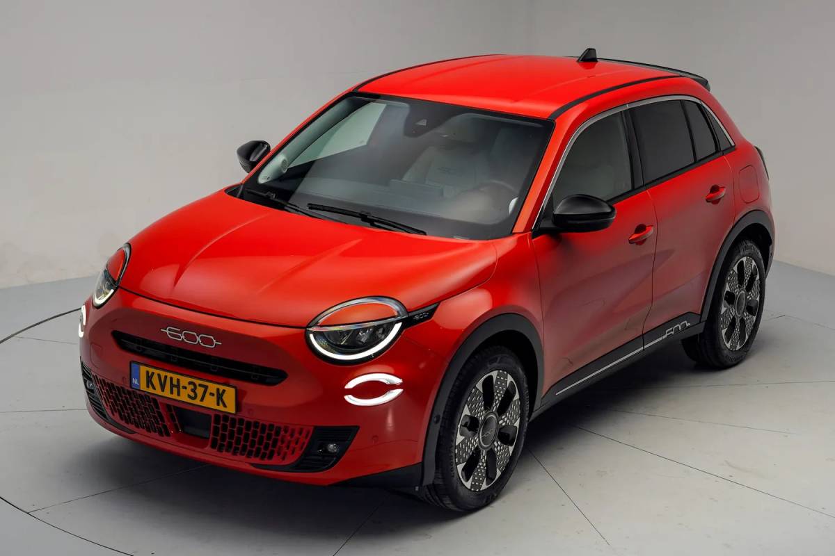 Fiat 600e Fiat 600e La Prima 54 kWh 3-Fase [ Massage Stoel Navi Camera Apple / Android Leder Stoelverwarming ]