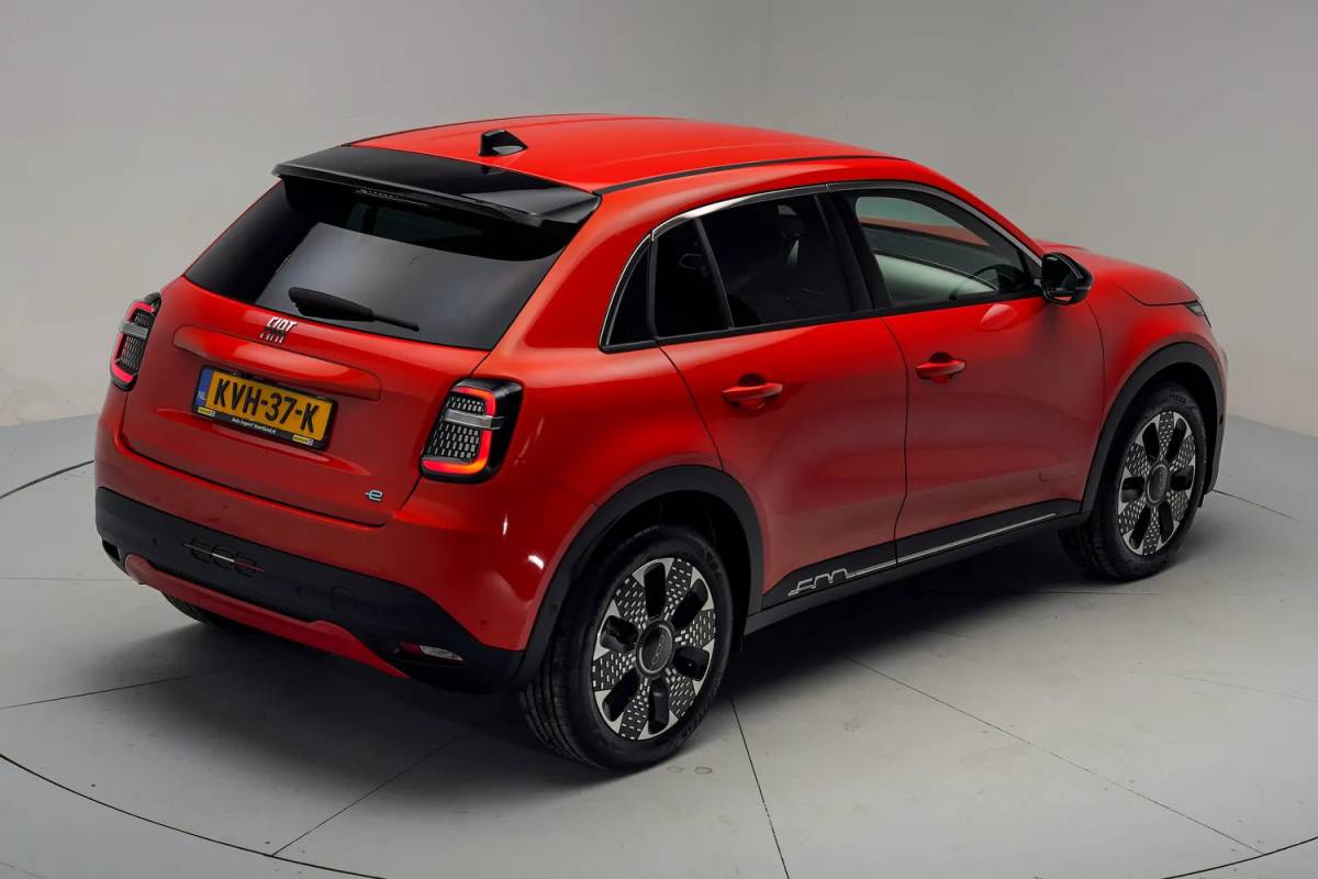Fiat 600e Fiat 600e La Prima 54 kWh 3-Fase [ Massage Stoel Navi Camera Apple / Android Leder Stoelverwarming ]