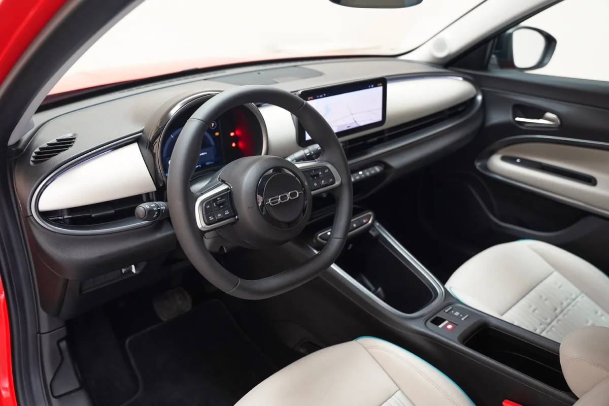 Fiat 600e Fiat 600e La Prima 54 kWh 3-Fase [ Massage Stoel Navi Camera Apple / Android Leder Stoelverwarming ]