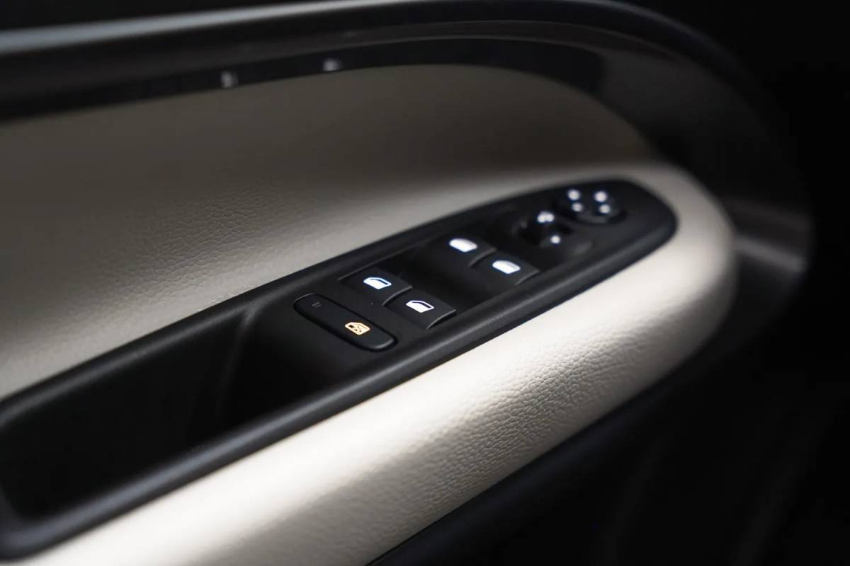 Fiat 600e Fiat 600e La Prima 54 kWh 3-Fase [ Massage Stoel Navi Camera Apple / Android Leder Stoelverwarming ]