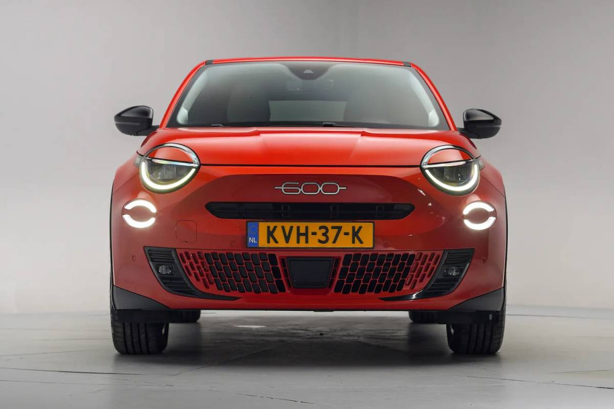 Fiat 600e Fiat 600e La Prima 54 kWh 3-Fase [ Massage Stoel Navi Camera Apple / Android Leder Stoelverwarming ]