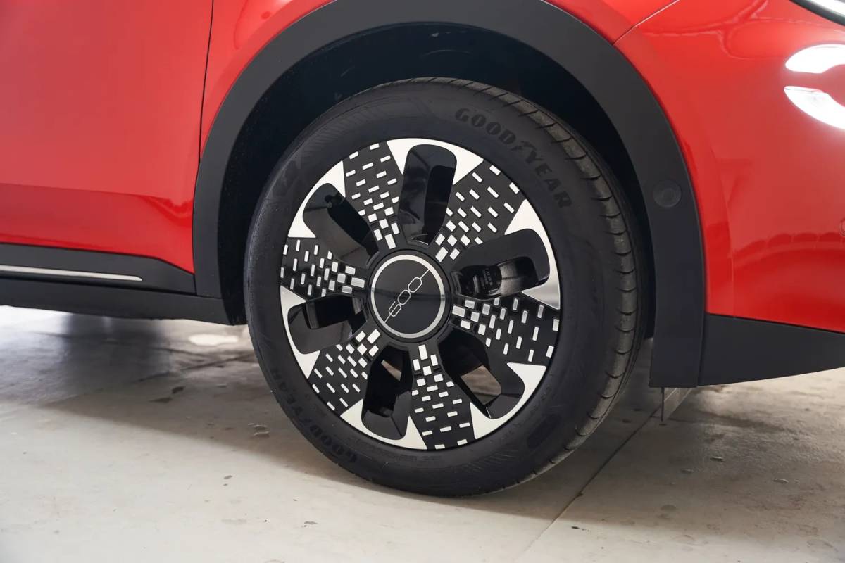 Fiat 600e Fiat 600e La Prima 54 kWh 3-Fase [ Massage Stoel Navi Camera Apple / Android Leder Stoelverwarming ]