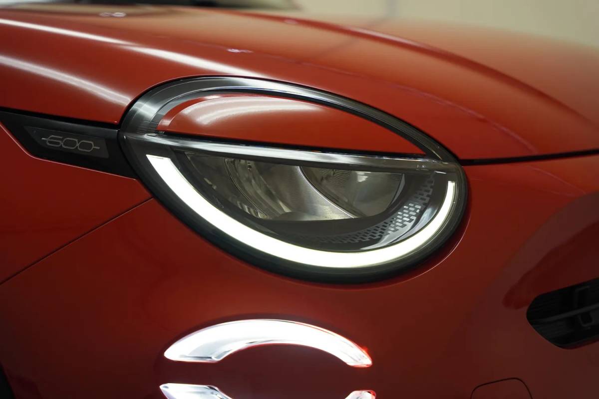 Fiat 600e Fiat 600e La Prima 54 kWh 3-Fase [ Massage Stoel Navi Camera Apple / Android Leder Stoelverwarming ]