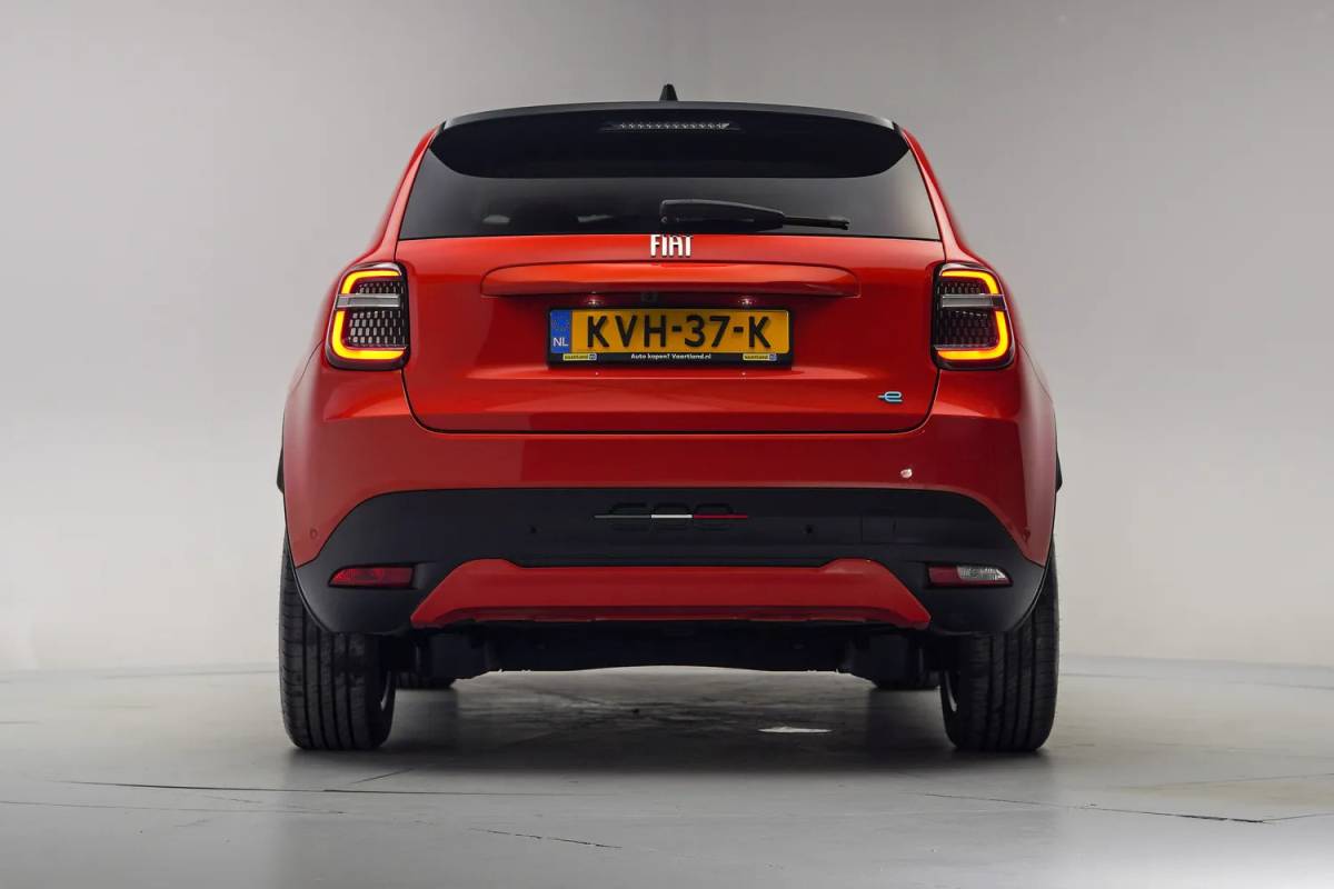 Fiat 600e Fiat 600e La Prima 54 kWh 3-Fase [ Massage Stoel Navi Camera Apple / Android Leder Stoelverwarming ]