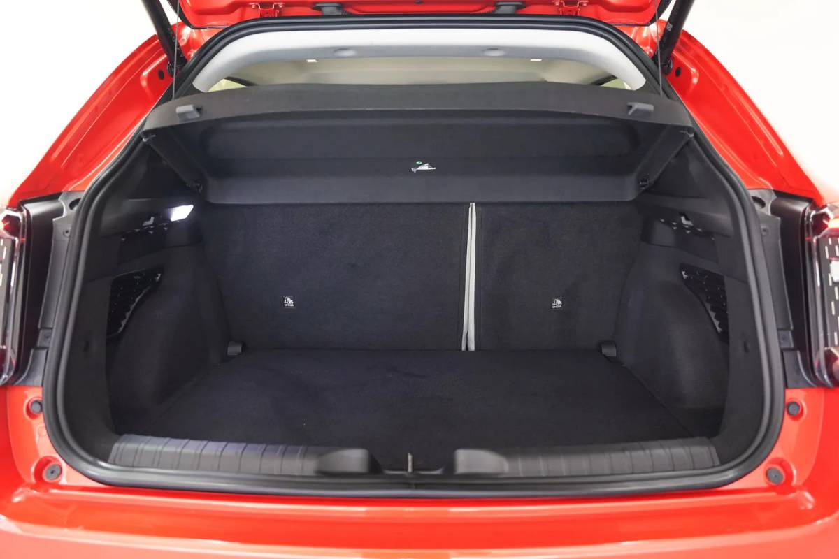 Fiat 600e Fiat 600e La Prima 54 kWh 3-Fase [ Massage Stoel Navi Camera Apple / Android Leder Stoelverwarming ]