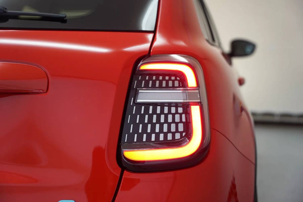 Fiat 600e Fiat 600e La Prima 54 kWh 3-Fase [ Massage Stoel Navi Camera Apple / Android Leder Stoelverwarming ]