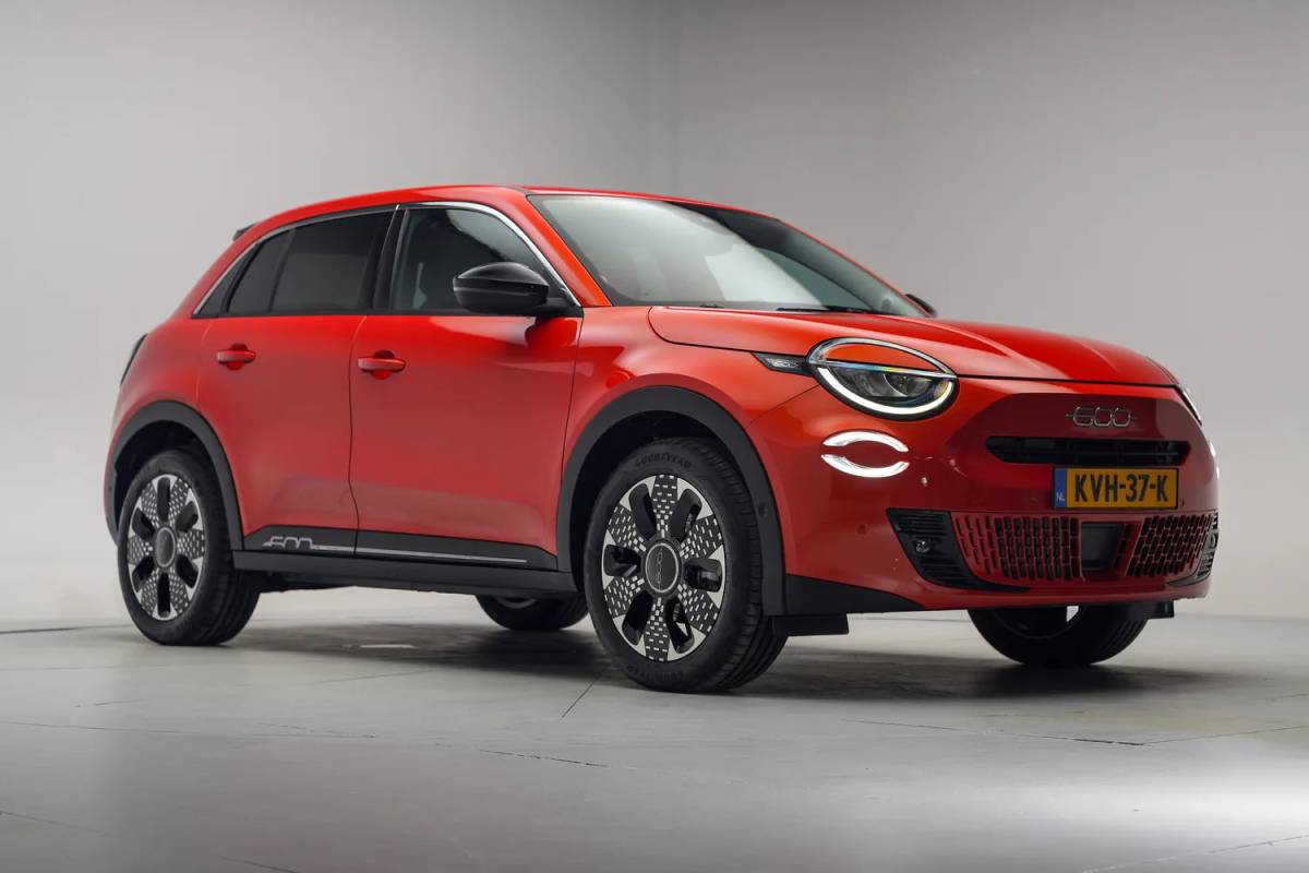 Fiat 600e Fiat 600e La Prima 54 kWh 3-Fase [ Massage Stoel Navi Camera Apple / Android Leder Stoelverwarming ]