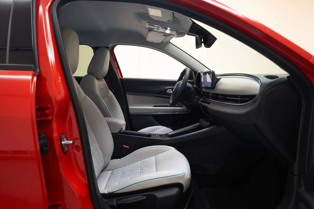 Fiat 600e Fiat 600e La Prima 54 kWh 3-Fase [ Massage Stoel Navi Camera Apple / Android Leder Stoelverwarming ]