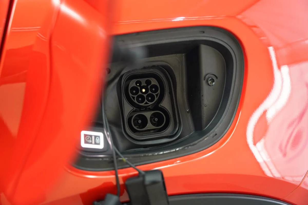 Fiat 600e Fiat 600e La Prima 54 kWh 3-Fase [ Massage Stoel Navi Camera Apple / Android Leder Stoelverwarming ]