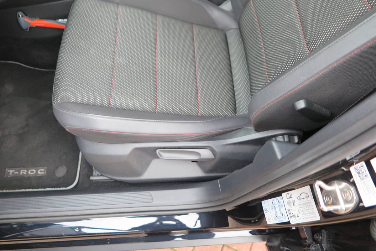 Volkswagen T-Roc Volkswagen T-Roc 1.5 TSI  150pk DSG Sport Business R-Line ,Led,Trekhaak ,Navi, Achteruitrijcamera, Virtual cockpit, DAB+ , PDC, LMV19″ ,Electr. achterklep, Carplay etc.