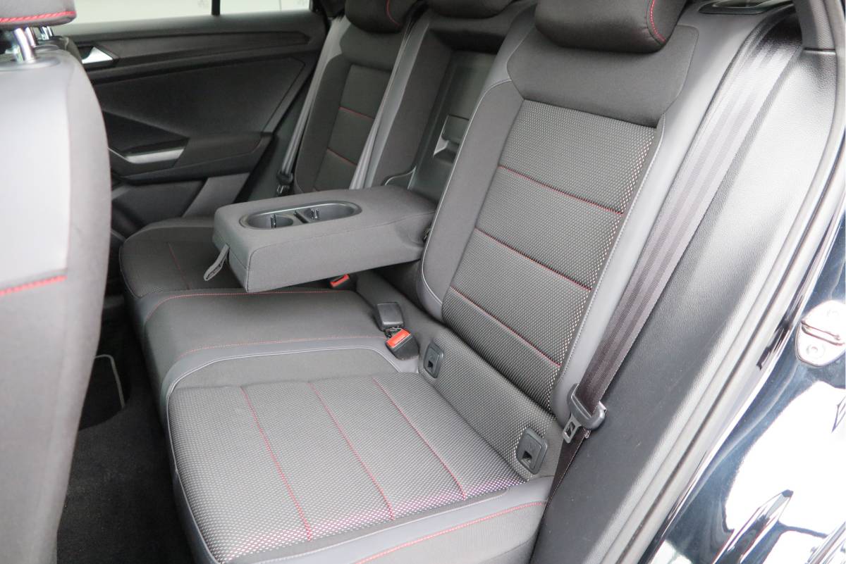 Volkswagen T-Roc Volkswagen T-Roc 1.5 TSI  150pk DSG Sport Business R-Line ,Led,Trekhaak ,Navi, Achteruitrijcamera, Virtual cockpit, DAB+ , PDC, LMV19″ ,Electr. achterklep, Carplay etc.