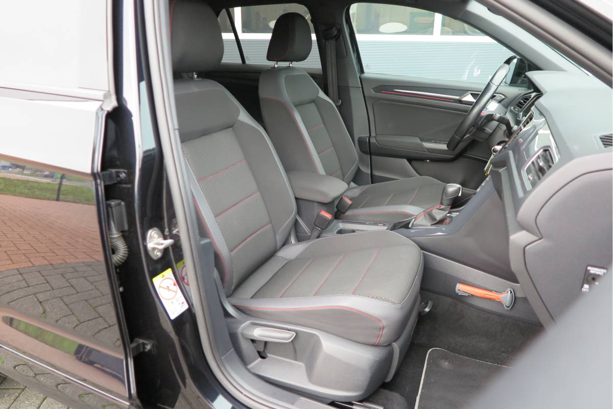 Volkswagen T-Roc Volkswagen T-Roc 1.5 TSI  150pk DSG Sport Business R-Line ,Led,Trekhaak ,Navi, Achteruitrijcamera, Virtual cockpit, DAB+ , PDC, LMV19″ ,Electr. achterklep, Carplay etc.