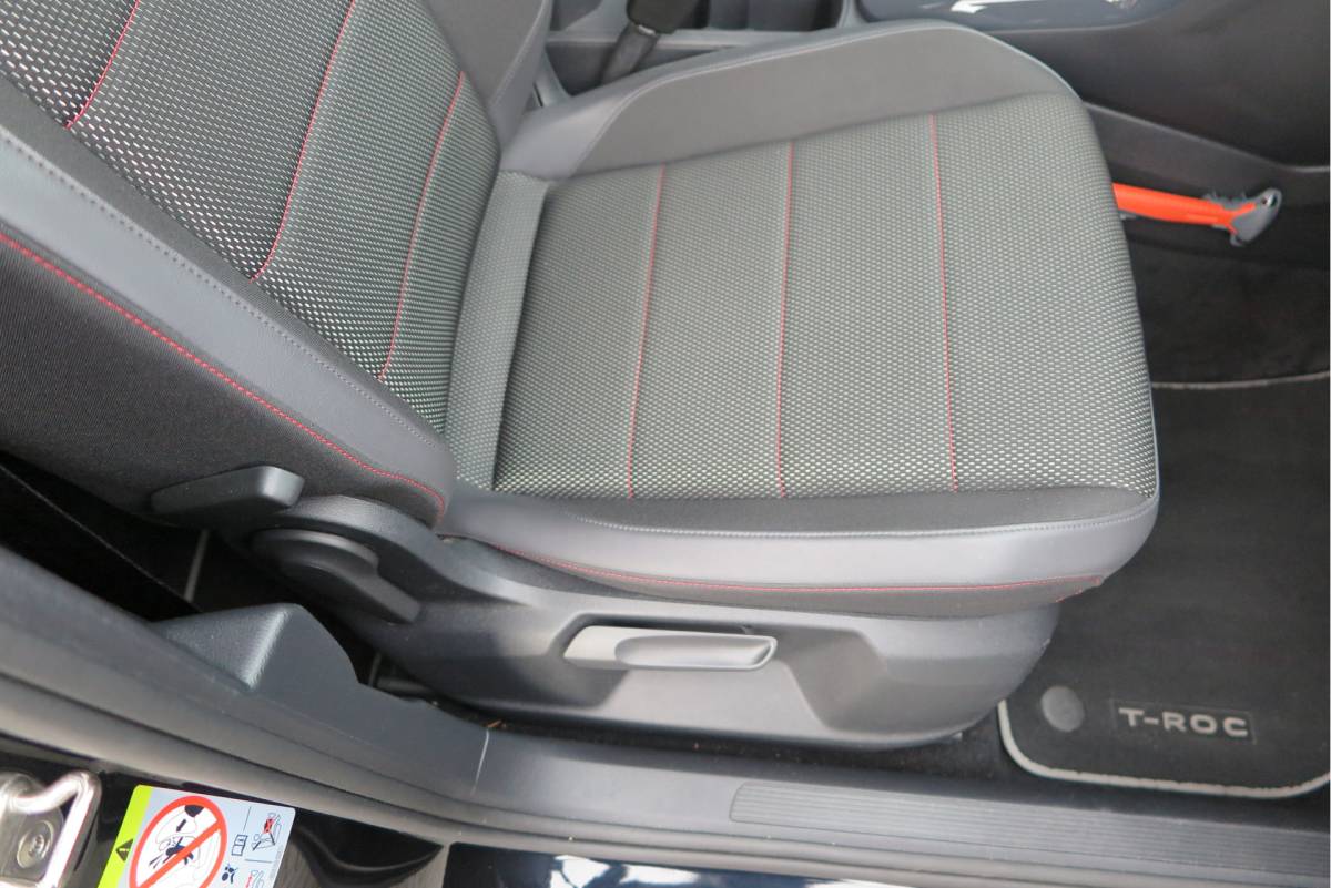 Volkswagen T-Roc Volkswagen T-Roc 1.5 TSI  150pk DSG Sport Business R-Line ,Led,Trekhaak ,Navi, Achteruitrijcamera, Virtual cockpit, DAB+ , PDC, LMV19″ ,Electr. achterklep, Carplay etc.