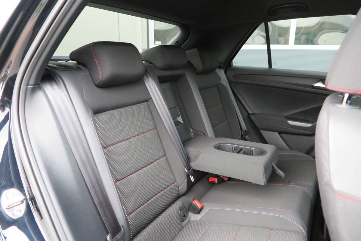 Volkswagen T-Roc Volkswagen T-Roc 1.5 TSI  150pk DSG Sport Business R-Line ,Led,Trekhaak ,Navi, Achteruitrijcamera, Virtual cockpit, DAB+ , PDC, LMV19″ ,Electr. achterklep, Carplay etc.