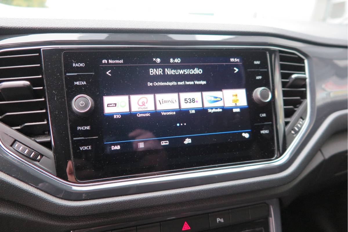 Volkswagen T-Roc Volkswagen T-Roc 1.5 TSI  150pk DSG Sport Business R-Line ,Led,Trekhaak ,Navi, Achteruitrijcamera, Virtual cockpit, DAB+ , PDC, LMV19″ ,Electr. achterklep, Carplay etc.