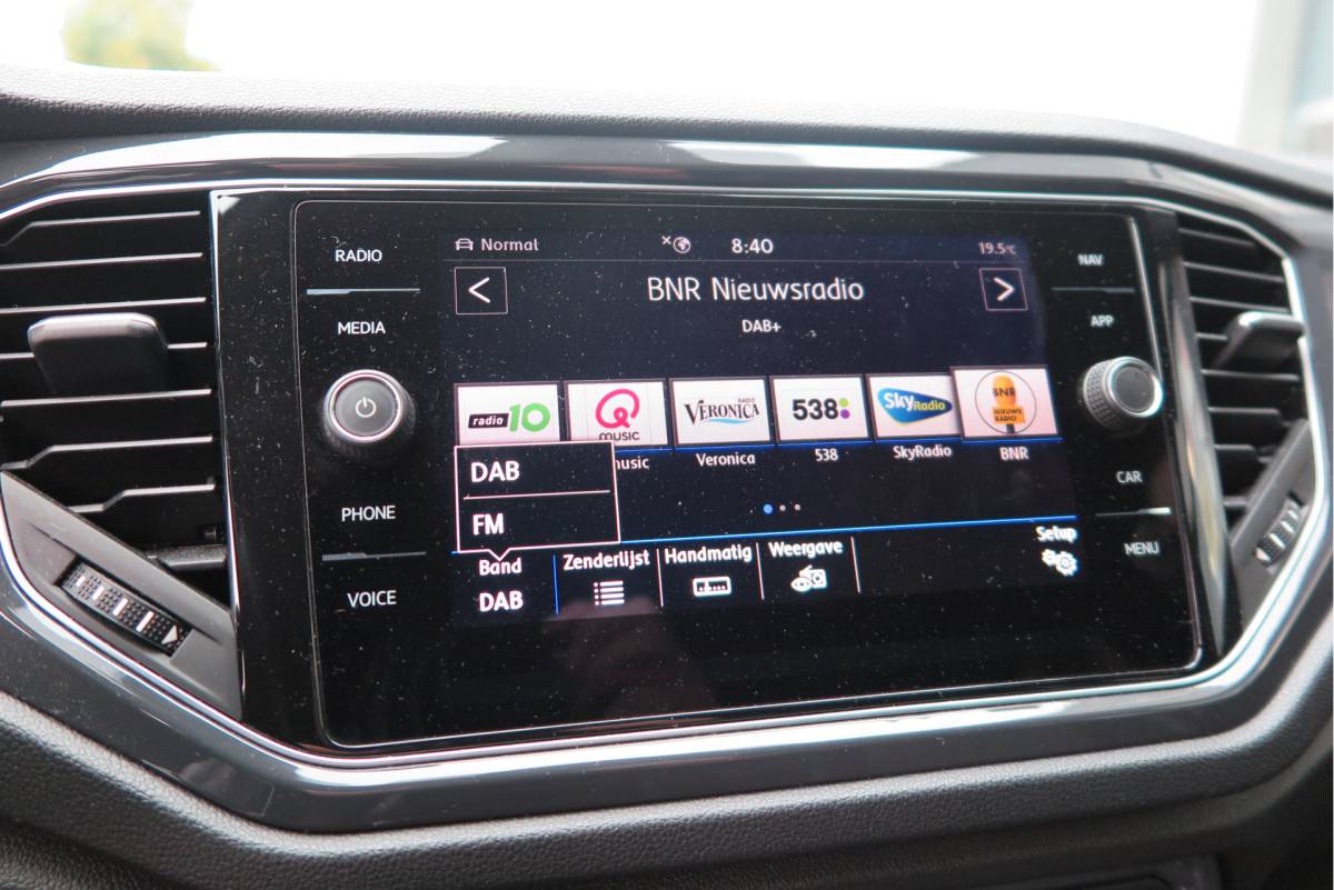Volkswagen T-Roc Volkswagen T-Roc 1.5 TSI  150pk DSG Sport Business R-Line ,Led,Trekhaak ,Navi, Achteruitrijcamera, Virtual cockpit, DAB+ , PDC, LMV19″ ,Electr. achterklep, Carplay etc.