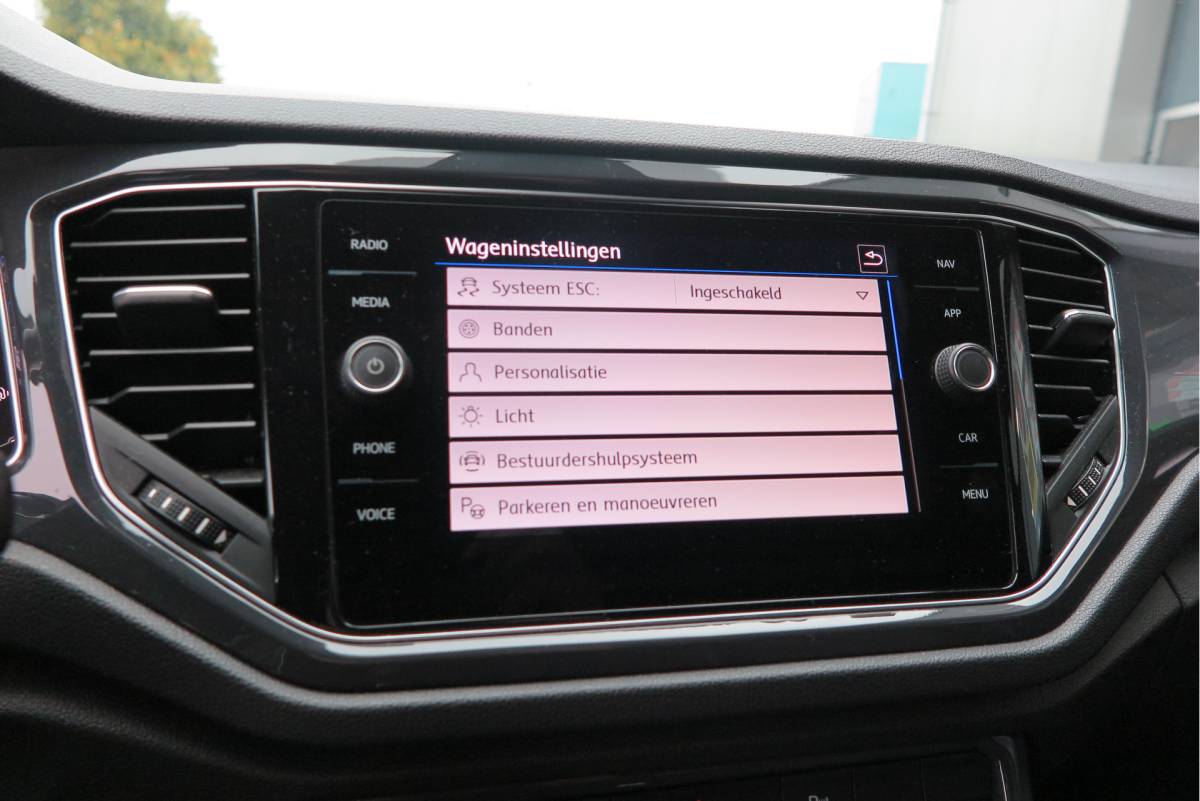 Volkswagen T-Roc Volkswagen T-Roc 1.5 TSI  150pk DSG Sport Business R-Line ,Led,Trekhaak ,Navi, Achteruitrijcamera, Virtual cockpit, DAB+ , PDC, LMV19″ ,Electr. achterklep, Carplay etc.