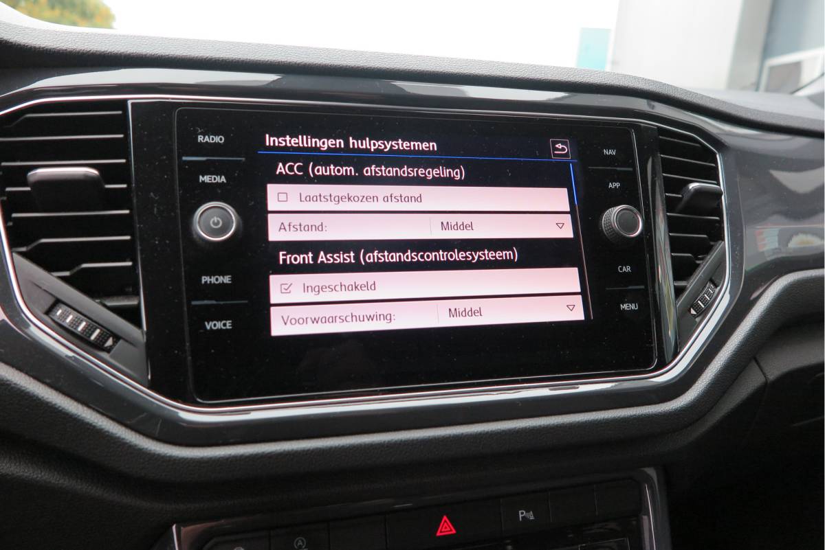 Volkswagen T-Roc Volkswagen T-Roc 1.5 TSI  150pk DSG Sport Business R-Line ,Led,Trekhaak ,Navi, Achteruitrijcamera, Virtual cockpit, DAB+ , PDC, LMV19″ ,Electr. achterklep, Carplay etc.