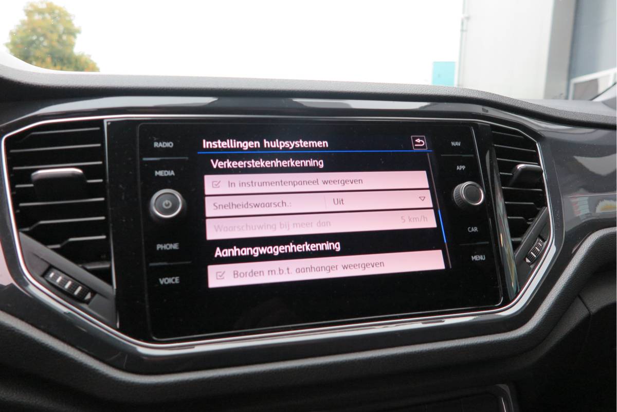 Volkswagen T-Roc Volkswagen T-Roc 1.5 TSI  150pk DSG Sport Business R-Line ,Led,Trekhaak ,Navi, Achteruitrijcamera, Virtual cockpit, DAB+ , PDC, LMV19″ ,Electr. achterklep, Carplay etc.