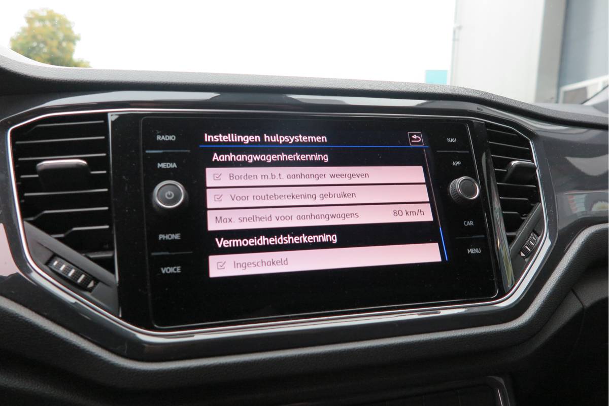 Volkswagen T-Roc Volkswagen T-Roc 1.5 TSI  150pk DSG Sport Business R-Line ,Led,Trekhaak ,Navi, Achteruitrijcamera, Virtual cockpit, DAB+ , PDC, LMV19″ ,Electr. achterklep, Carplay etc.