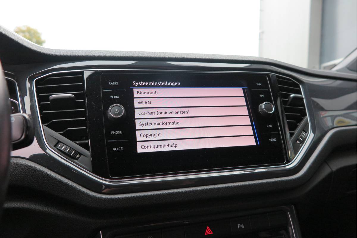 Volkswagen T-Roc Volkswagen T-Roc 1.5 TSI  150pk DSG Sport Business R-Line ,Led,Trekhaak ,Navi, Achteruitrijcamera, Virtual cockpit, DAB+ , PDC, LMV19″ ,Electr. achterklep, Carplay etc.