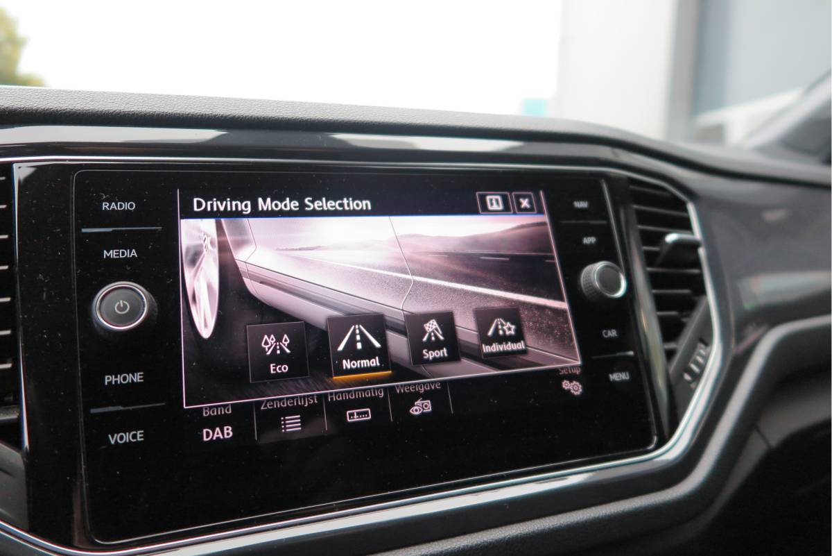 Volkswagen T-Roc Volkswagen T-Roc 1.5 TSI  150pk DSG Sport Business R-Line ,Led,Trekhaak ,Navi, Achteruitrijcamera, Virtual cockpit, DAB+ , PDC, LMV19″ ,Electr. achterklep, Carplay etc.