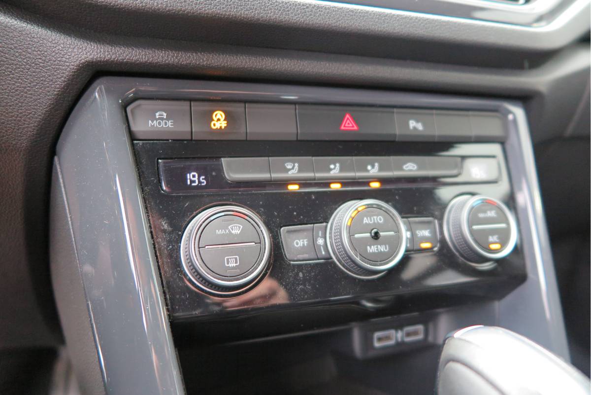 Volkswagen T-Roc Volkswagen T-Roc 1.5 TSI  150pk DSG Sport Business R-Line ,Led,Trekhaak ,Navi, Achteruitrijcamera, Virtual cockpit, DAB+ , PDC, LMV19″ ,Electr. achterklep, Carplay etc.