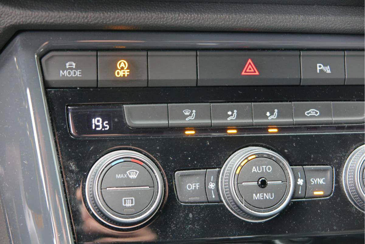 Volkswagen T-Roc Volkswagen T-Roc 1.5 TSI  150pk DSG Sport Business R-Line ,Led,Trekhaak ,Navi, Achteruitrijcamera, Virtual cockpit, DAB+ , PDC, LMV19″ ,Electr. achterklep, Carplay etc.