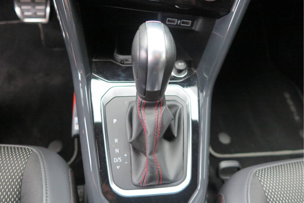 Volkswagen T-Roc Volkswagen T-Roc 1.5 TSI  150pk DSG Sport Business R-Line ,Led,Trekhaak ,Navi, Achteruitrijcamera, Virtual cockpit, DAB+ , PDC, LMV19″ ,Electr. achterklep, Carplay etc.