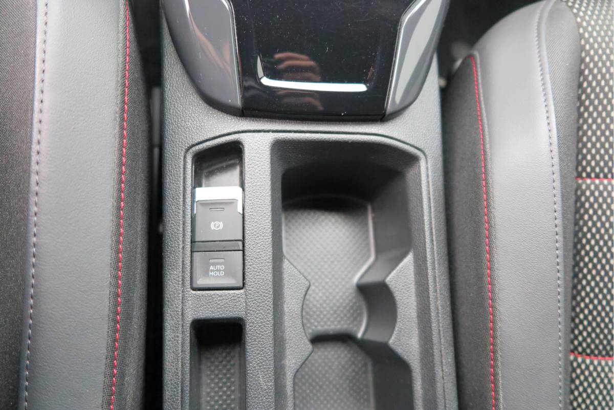 Volkswagen T-Roc Volkswagen T-Roc 1.5 TSI  150pk DSG Sport Business R-Line ,Led,Trekhaak ,Navi, Achteruitrijcamera, Virtual cockpit, DAB+ , PDC, LMV19″ ,Electr. achterklep, Carplay etc.
