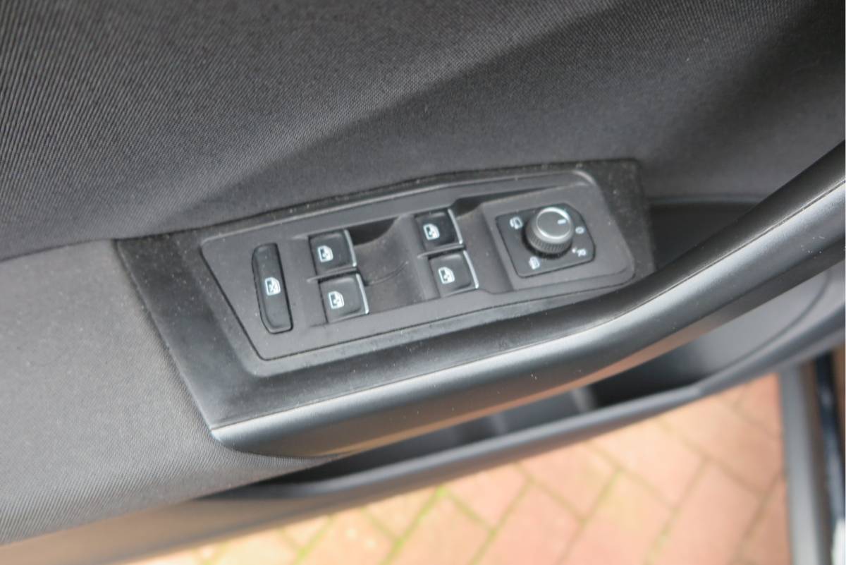 Volkswagen T-Roc Volkswagen T-Roc 1.5 TSI  150pk DSG Sport Business R-Line ,Led,Trekhaak ,Navi, Achteruitrijcamera, Virtual cockpit, DAB+ , PDC, LMV19″ ,Electr. achterklep, Carplay etc.
