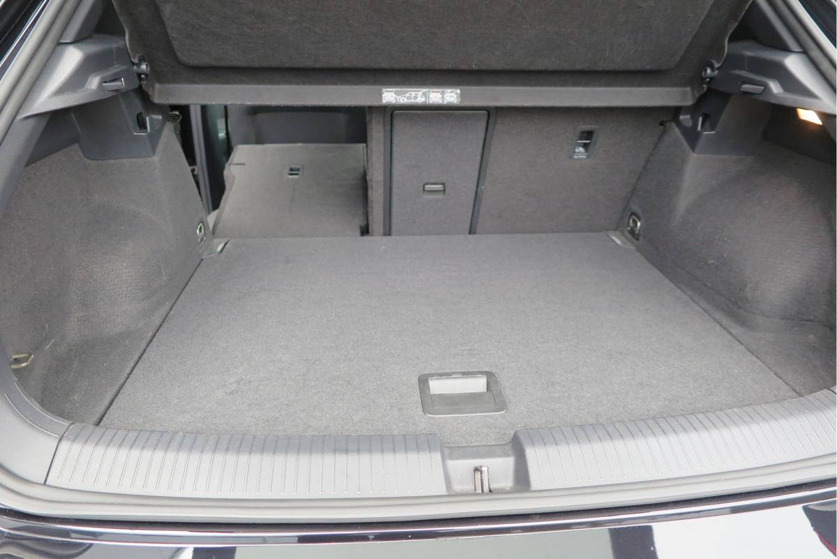 Volkswagen T-Roc Volkswagen T-Roc 1.5 TSI  150pk DSG Sport Business R-Line ,Led,Trekhaak ,Navi, Achteruitrijcamera, Virtual cockpit, DAB+ , PDC, LMV19″ ,Electr. achterklep, Carplay etc.