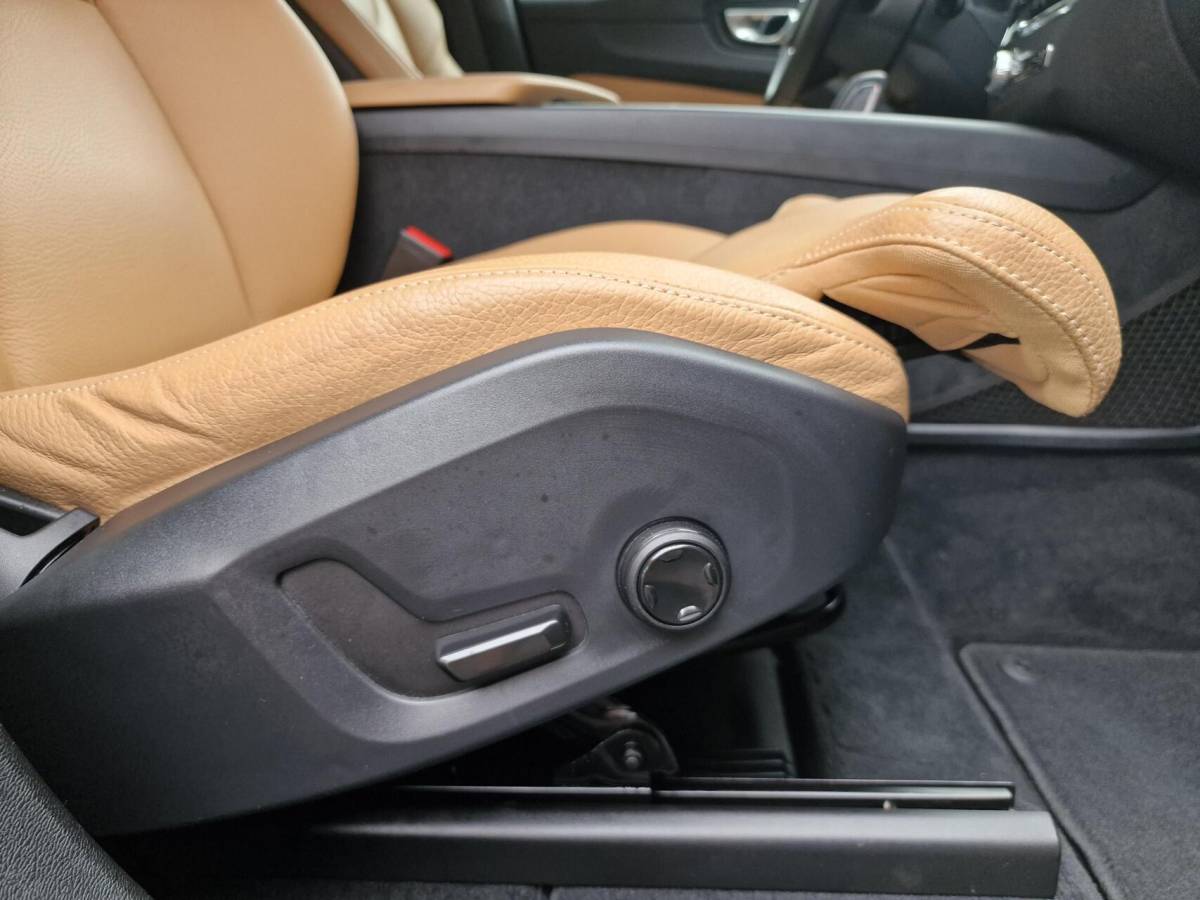 Volvo XC60 Volvo XC60 2.0 B5 251PK Inscription|Trekhaak|ACC|Clima|Carplay|Camera