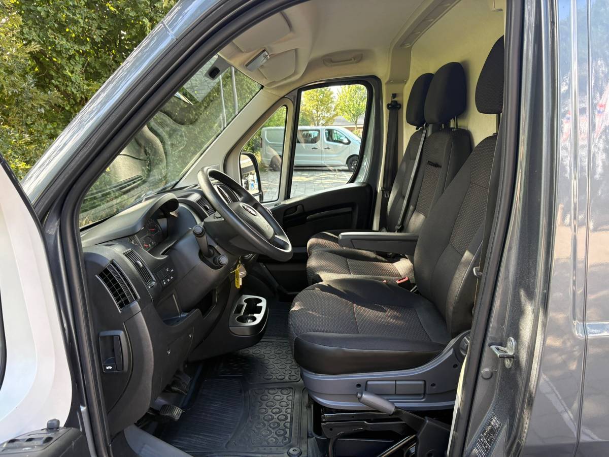 Opel Movano Opel Movano 2.2D 140PK L4H3|trekhaak 2500KG|airco|cruise|achteruitrijcamera|apple carplay|navi|drie zitplaatsen, EURO6.