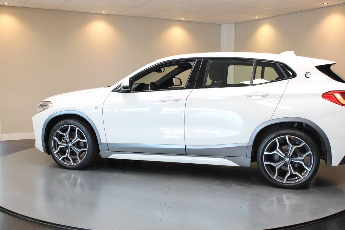 BMW X2 BMW X2 1.8i sDrive Lefhebber Edition *M-Pakket* Automaat|Alcantara|HUD|Sfeerverlichting|Memory|Keyless|Stoelverw.|Trekhaak|Navi