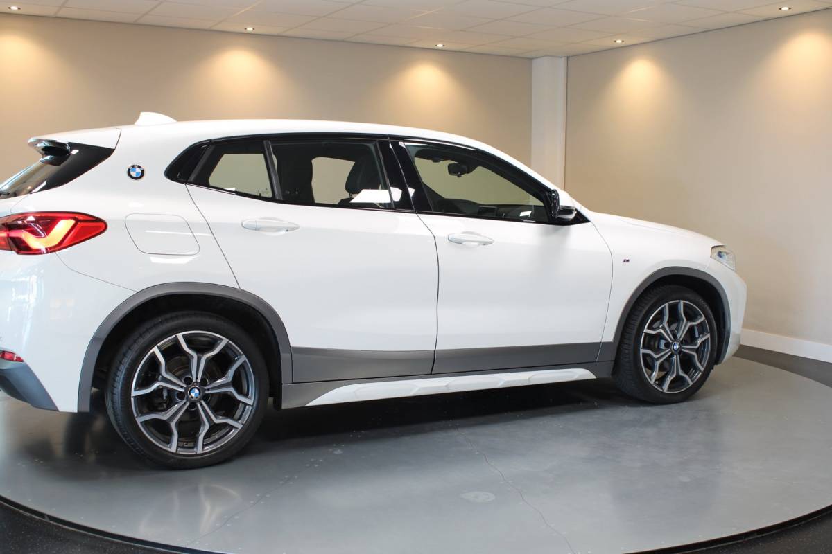 BMW X2 BMW X2 1.8i sDrive Lefhebber Edition *M-Pakket* Automaat|Alcantara|HUD|Sfeerverlichting|Memory|Keyless|Stoelverw.|Trekhaak|Navi