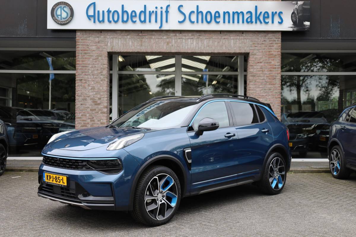 Lynk & Co 01 Lynk & Co 01 1.5 MY23! TREKHAAK! 6.6KWh ZWARTE-HEMEL ROLHOES MY23 360-CAMERA PANO/SCHUIF INFINITY DAB NAVI CARPLAY STOELVERWARMING ELEK.ACHTERKLEP 20″LMV