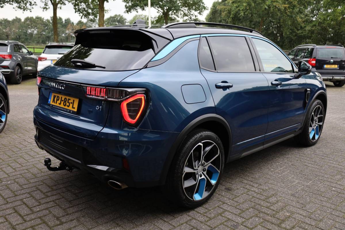 Lynk & Co 01 Lynk & Co 01 1.5 MY23! TREKHAAK! 6.6KWh ZWARTE-HEMEL ROLHOES MY23 360-CAMERA PANO/SCHUIF INFINITY DAB NAVI CARPLAY STOELVERWARMING ELEK.ACHTERKLEP 20″LMV