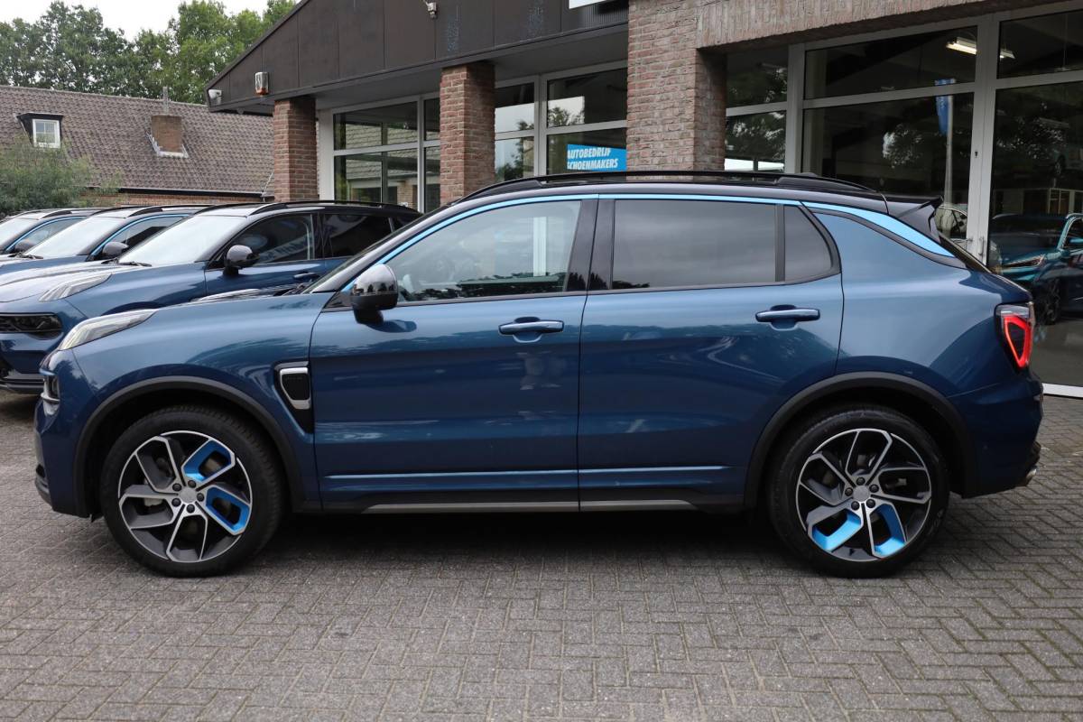 Lynk & Co 01 Lynk & Co 01 1.5 MY23! TREKHAAK! 6.6KWh ZWARTE-HEMEL ROLHOES MY23 360-CAMERA PANO/SCHUIF INFINITY DAB NAVI CARPLAY STOELVERWARMING ELEK.ACHTERKLEP 20″LMV