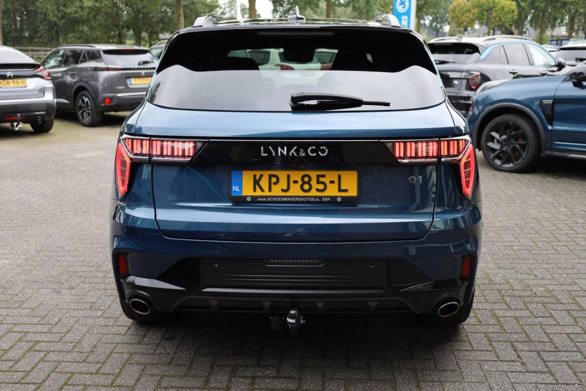 Lynk & Co 01 Lynk & Co 01 1.5 MY23! TREKHAAK! 6.6KWh ZWARTE-HEMEL ROLHOES MY23 360-CAMERA PANO/SCHUIF INFINITY DAB NAVI CARPLAY STOELVERWARMING ELEK.ACHTERKLEP 20″LMV