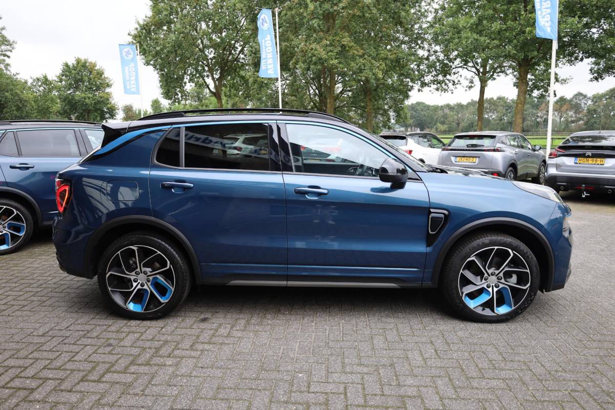 Lynk & Co 01 Lynk & Co 01 1.5 MY23! TREKHAAK! 6.6KWh ZWARTE-HEMEL ROLHOES MY23 360-CAMERA PANO/SCHUIF INFINITY DAB NAVI CARPLAY STOELVERWARMING ELEK.ACHTERKLEP 20″LMV