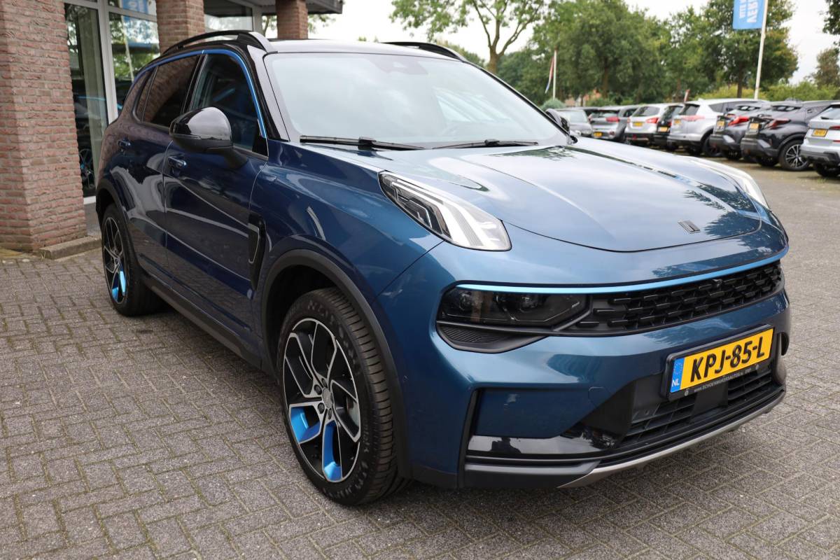 Lynk & Co 01 Lynk & Co 01 1.5 MY23! TREKHAAK! 6.6KWh ZWARTE-HEMEL ROLHOES MY23 360-CAMERA PANO/SCHUIF INFINITY DAB NAVI CARPLAY STOELVERWARMING ELEK.ACHTERKLEP 20″LMV
