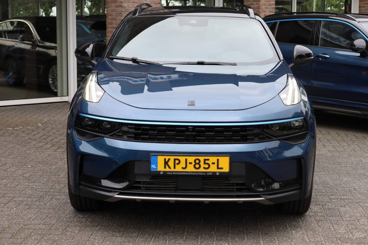 Lynk & Co 01 Lynk & Co 01 1.5 MY23! TREKHAAK! 6.6KWh ZWARTE-HEMEL ROLHOES MY23 360-CAMERA PANO/SCHUIF INFINITY DAB NAVI CARPLAY STOELVERWARMING ELEK.ACHTERKLEP 20″LMV