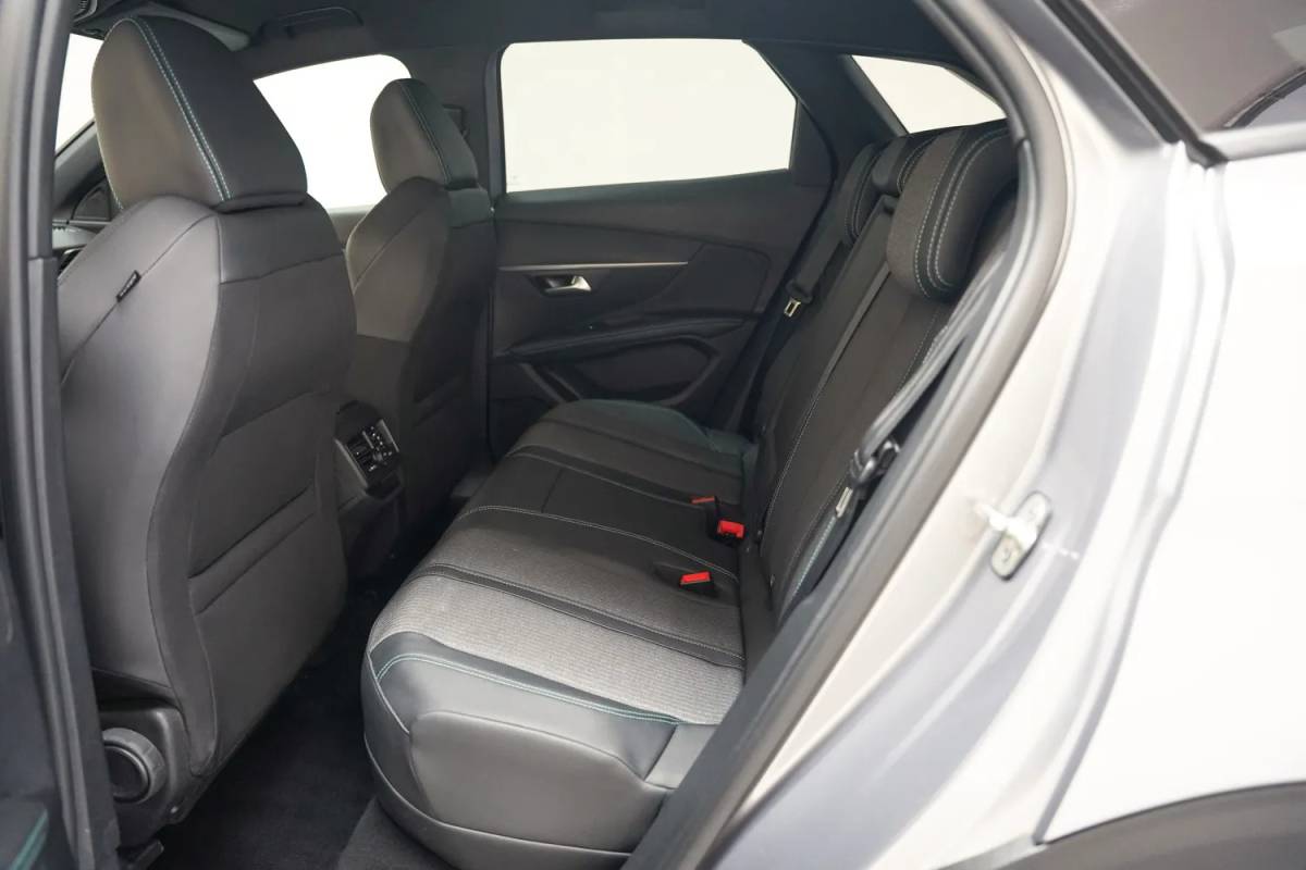 Peugeot 3008 Peugeot 3008 1.6 Hybrid 225 Active Business [ Navi Apple/Android Clima Camera ]