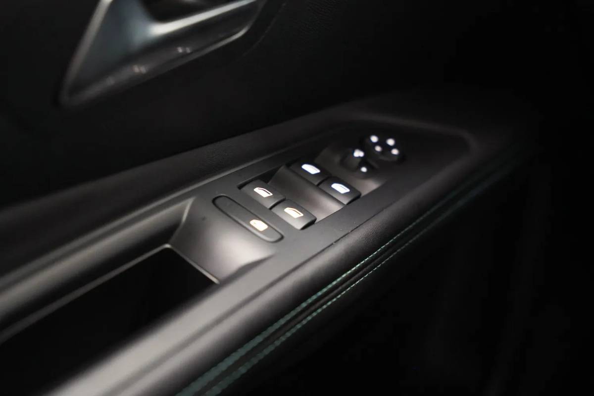 Peugeot 3008 Peugeot 3008 1.6 Hybrid 225 Active Business [ Navi Apple/Android Clima Camera ]
