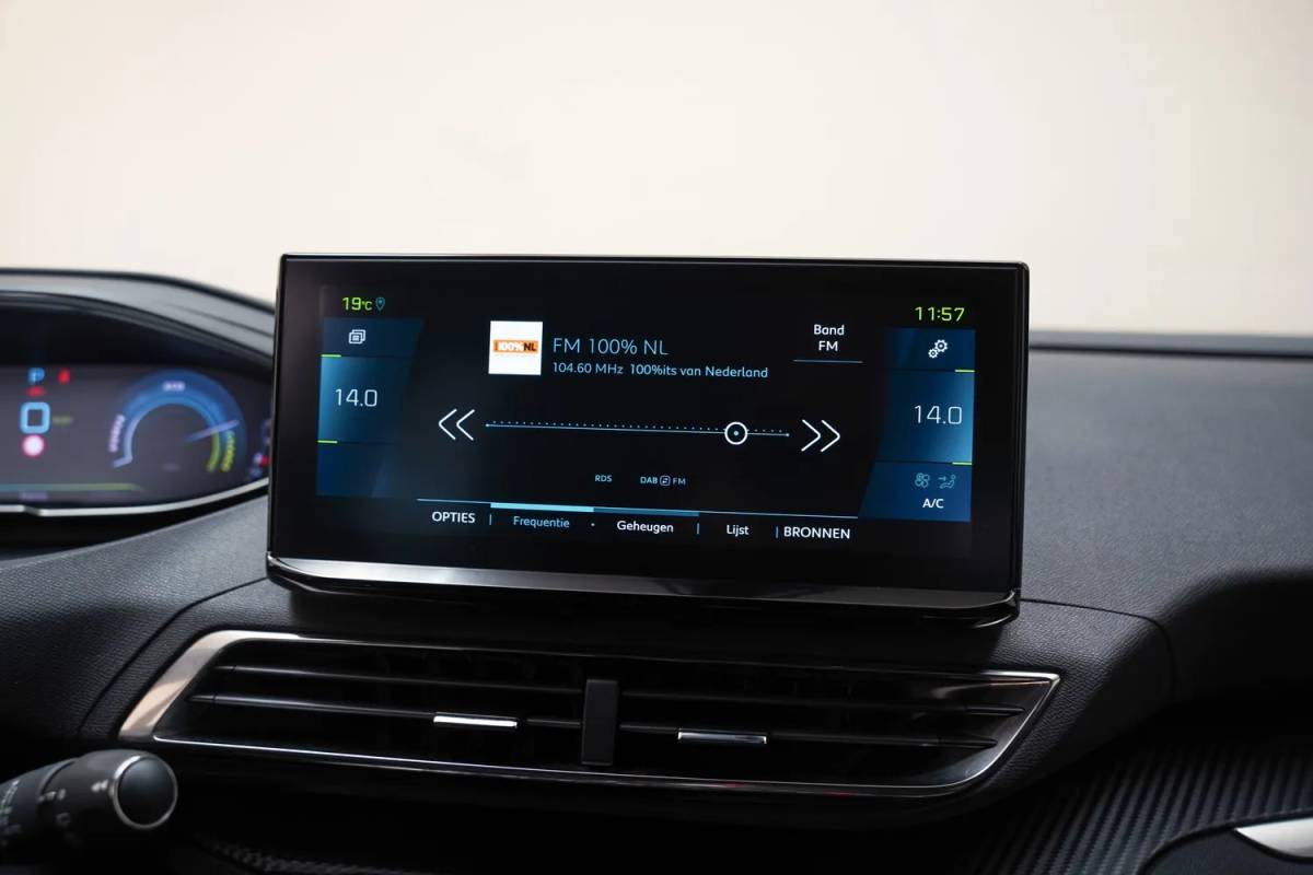 Peugeot 3008 Peugeot 3008 1.6 Hybrid 225 Active Business [ Navi Apple/Android Clima Camera ]