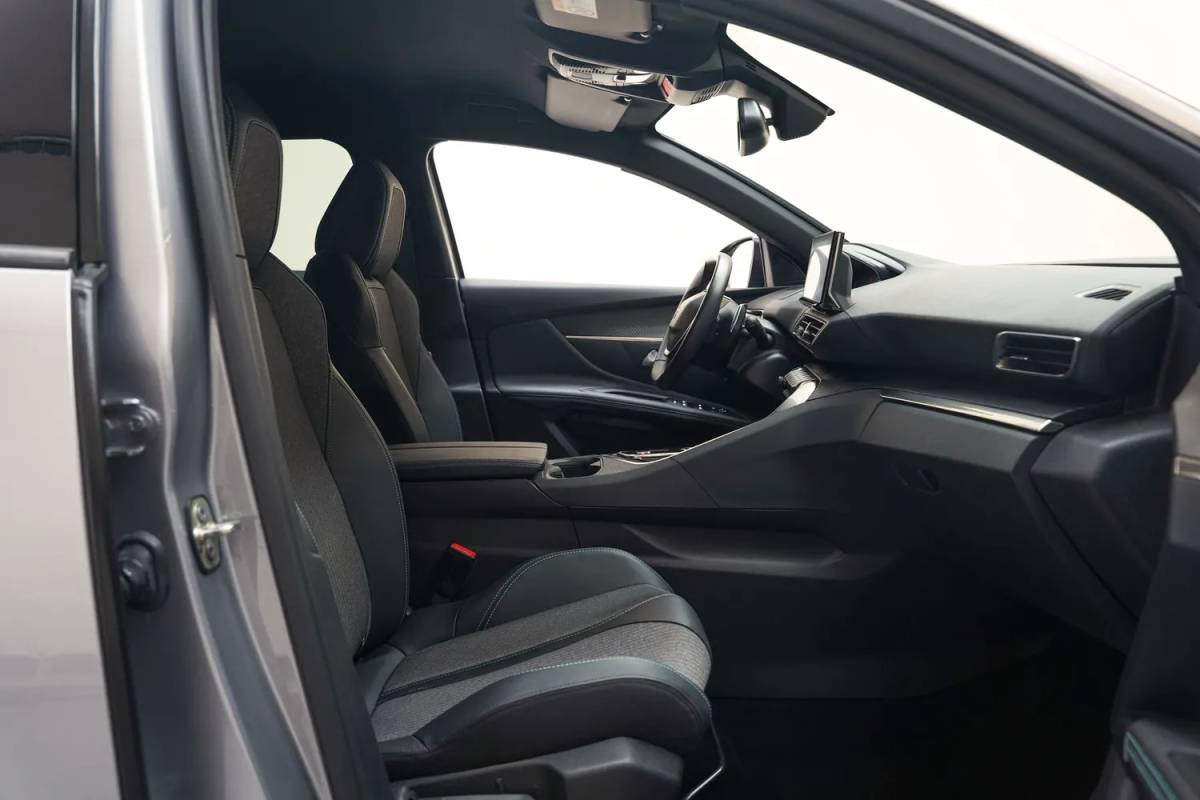 Peugeot 3008 Peugeot 3008 1.6 Hybrid 225 Active Business [ Navi Apple/Android Clima Camera ]