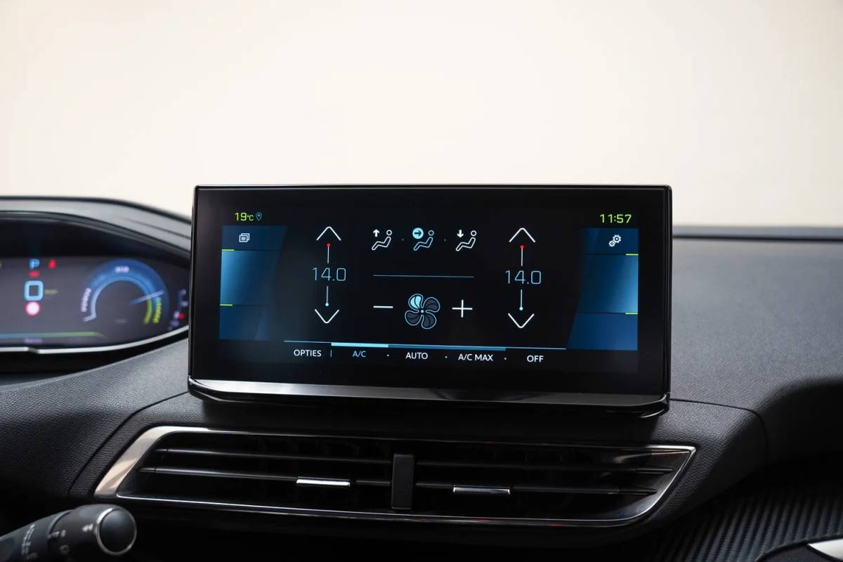 Peugeot 3008 Peugeot 3008 1.6 Hybrid 225 Active Business [ Navi Apple/Android Clima Camera ]