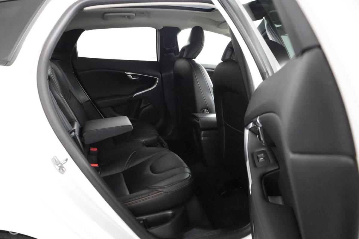 Volvo V40 Volvo V40 Cross Country 1.5 T3 Polar+ Luxury | Panoaramdak | Keyless | Verwarmbare voorstoelen | Lederen bekleding | Camera | DAB | PDC Voor en achter
