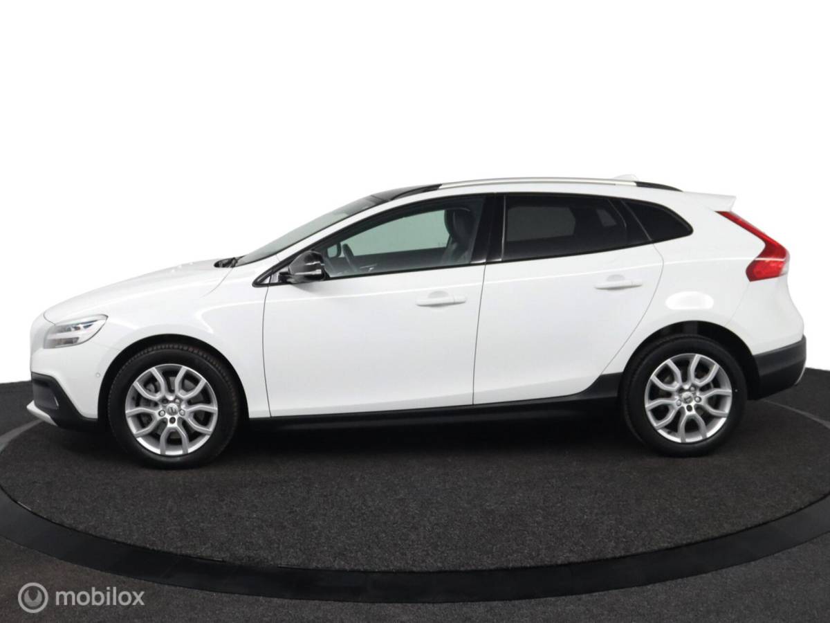 Volvo V40 Volvo V40 Cross Country 1.5 T3 Polar+ Luxury | Panoaramdak | Keyless | Verwarmbare voorstoelen | Lederen bekleding | Camera | DAB | PDC Voor en achter